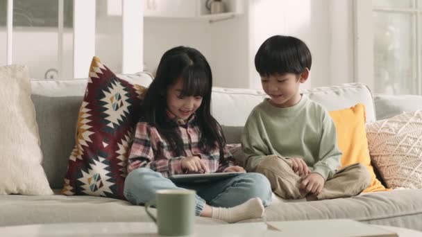 Dois Bonito Asiático Crianças Irmão Irmã Sentado Família Sofá Jogar — Vídeo de Stock