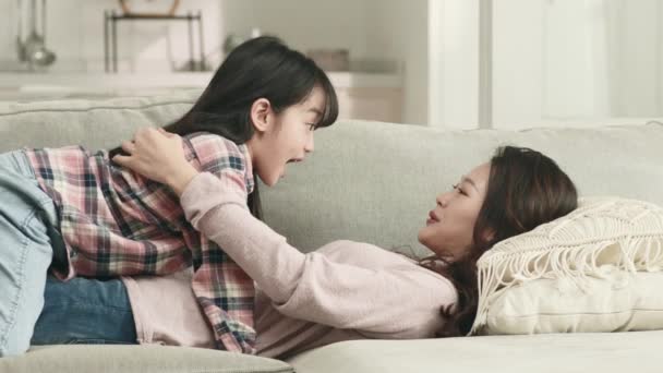Azjatycka Matka Córka Leżące Kanapie Domu Mając Miłą Rozmowę — Wideo stockowe
