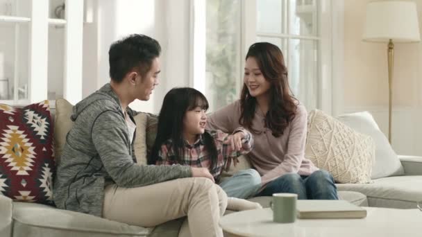 Asijské Rodiče Dcera Sedí Rodinném Gauči Příjemnou Konverzaci — Stock video
