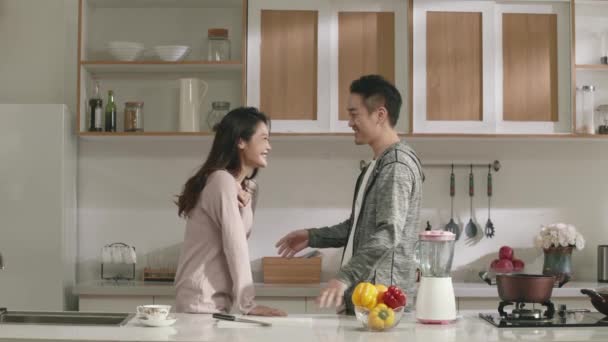 Jovem Asiático Casal Dançando Cozinha Casa — Vídeo de Stock
