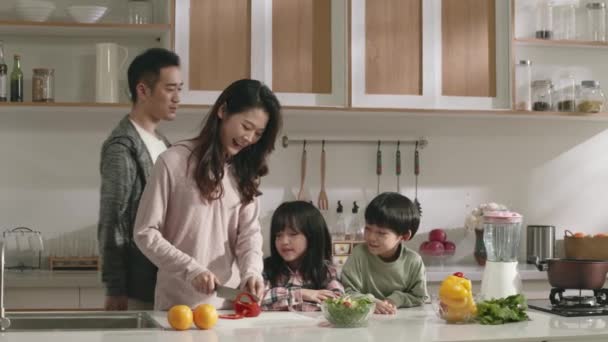 Feliz Asiático Família Aproveitando Tempo Juntos Cozinha Casa — Vídeo de Stock