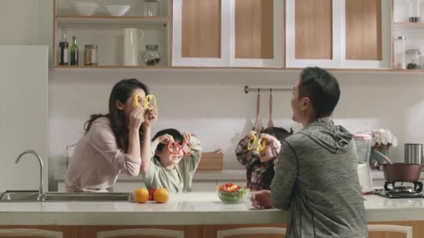 快乐的亚洲家庭在家里的厨房里玩得开心 — 图库视频影像