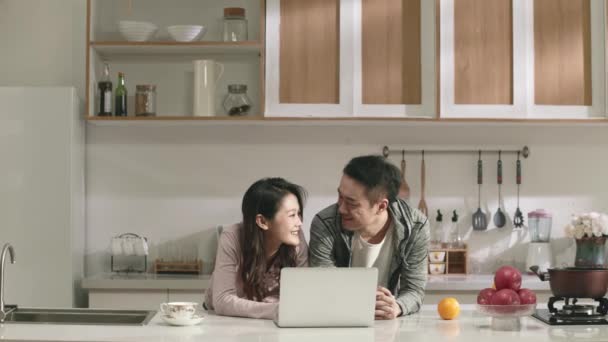 Mladý Asijský Pár Při Pohledu Notebook Chatování Kuchyni Doma — Stock video