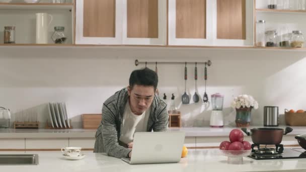 Jovem Asiático Homem Trabalhando Usando Laptop Computador Cozinha Casa — Vídeo de Stock