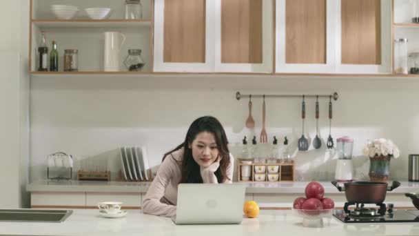 Jong Aziatisch Vrouw Zoek Naar Laptop Computer Keuken Thuis — Stockvideo