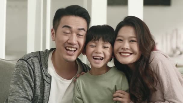 Молодые Азиатские Родители Ребенок Сидящие Семейном Диване Наслаждаясь Временем Вместе — стоковое видео