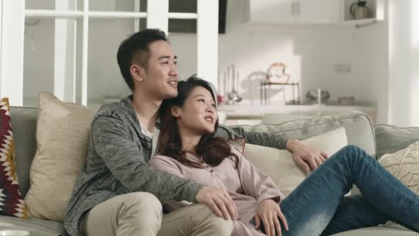 Unga Asiatiska Par Sitter Familjesoffan Har Trevlig Konversation — Stockvideo