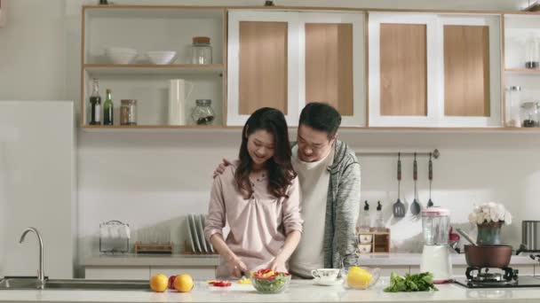 Mladý Asijské Pár Chatování Při Přípravě Jídla Kuchyni Doma — Stock video