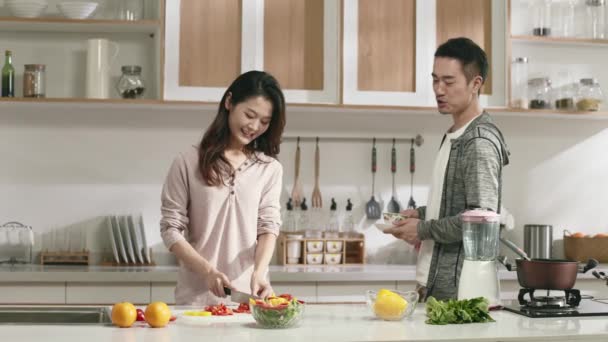 Jovem Asiático Casal Bate Papo Enquanto Prepara Refeição Cozinha Casa — Vídeo de Stock