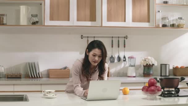 Ung Asiatisk Kvinna Som Arbetar Hemma Med Bärbar Dator — Stockvideo