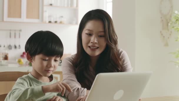 Asiatische Mutter Und Sohn Esstisch Sitzen Mit Laptop Computer Zusammen — Stockvideo