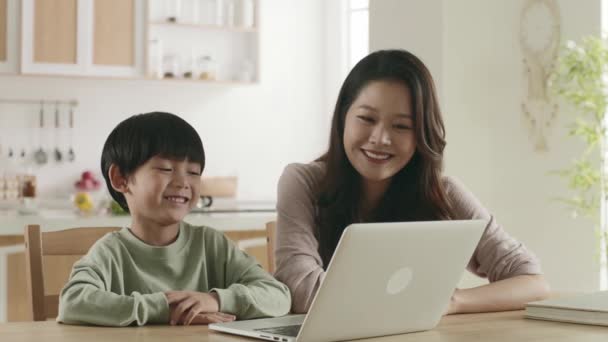 Junge Asiatische Mutter Beobachtet Umzug Mit Sohn Hause Mit Laptop — Stockvideo