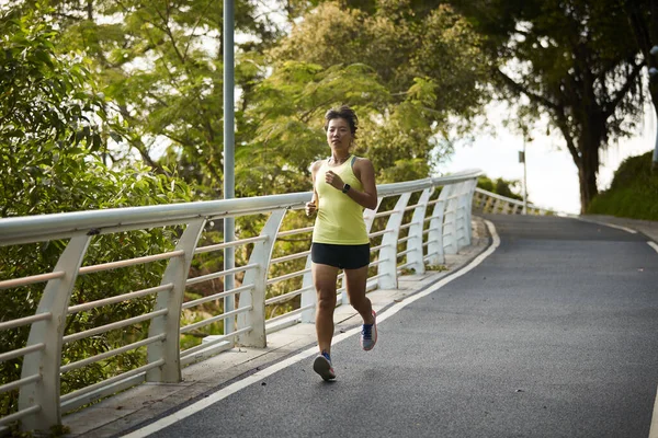 Молода Азіатка Біжить Бігом Займається Спортом Відкритому Повітрі Міському Парку — стокове фото
