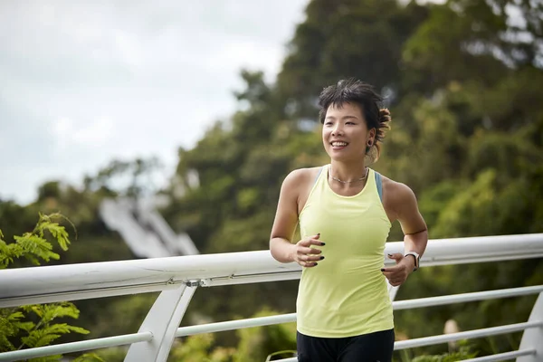 Jong Aziatische Vrouw Running Joggen Oefenen Buiten Stadspark — Stockfoto