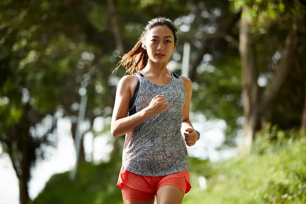 Jong Aziatische Vrouw Vrouw Jogger Oefenen Buiten Stad Park — Stockfoto
