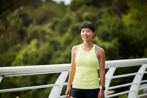 Outdoor Portret Van Een Gelukkig Jong Aziatisch Vrouw Vrouwelijke Atleet — Stockfoto