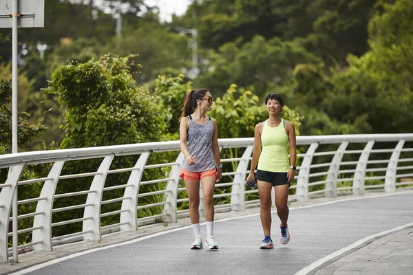 Twee Jonge Aziatische Vrouwelijke Joggers Praten Chatten Tijdens Het Wandelen — Stockfoto