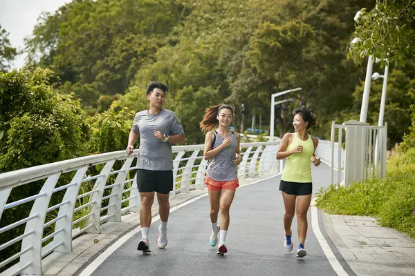 Drie Jonge Aziatische Vrouwen Vrouwelijke Joggers Oefenen Buiten Samen Stadspark — Stockfoto