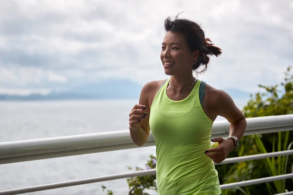 Genç Asyalı Kadın Şehir Parkında Koşu Egzersizi Yapıyor Telifsiz Stok Imajlar