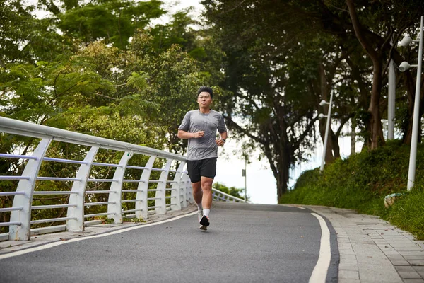 Jong Aziatische Man Hardlopen Joggen Buiten Park — Stockfoto