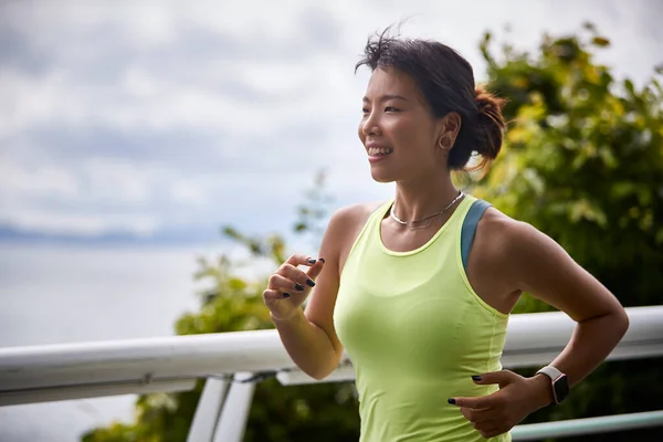 Jong Aziatische Vrouw Vrouwelijke Atleet Running Training Buiten Park Door — Stockfoto