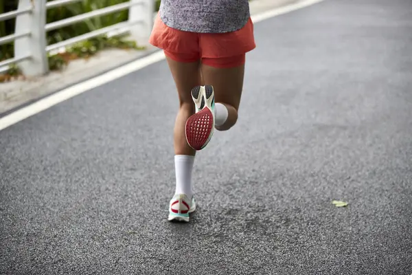 Uzaklarda Koşan Asyalı Kadın Koşucunun Bacak Ayaklarının Yakın Çekimi - Stok İmaj