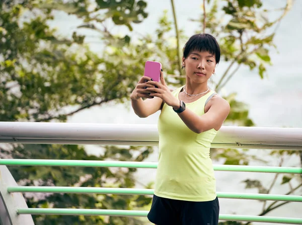 Молодая Азиатская Женщина Делает Селфи Открытом Воздухе Помощью Мобильного Телефона — стоковое фото