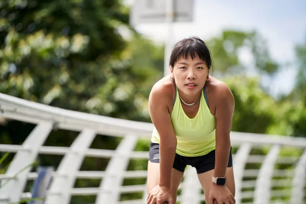 Genç Asyalı Bayan Sporcu Dışarıda Antrenman Yapıyor Stok Fotoğraf