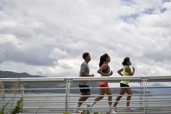 Три Молодых Азиатских Взрослых Бегуна Упражнения Открытом Воздухе Парке Моря Лицензионные Стоковые Изображения