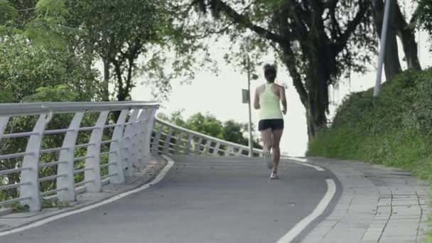 亚洲年轻女子运动员在公园慢跑的后视镜 — 图库视频影像