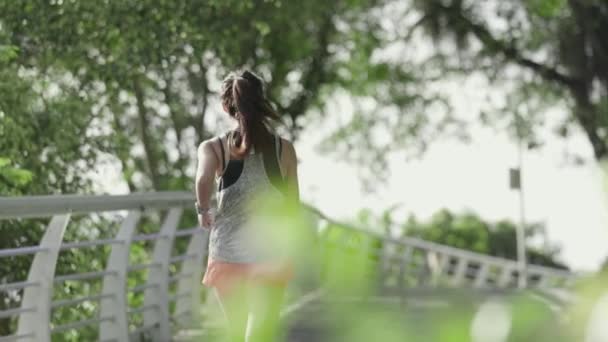 Bakifrån Ung Asiatisk Kvinna Kvinnlig Idrottsman Kör Jogging Utomhus Parken — Stockvideo