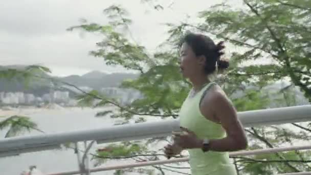 Vista Lateral Jovem Mulher Asiática Atleta Feminino Correndo Correndo Livre — Vídeo de Stock