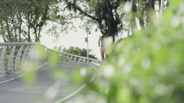 Pandangan Belakang Dari Pemuda Asia Jogging Luar Ruangan Taman — Stok Video