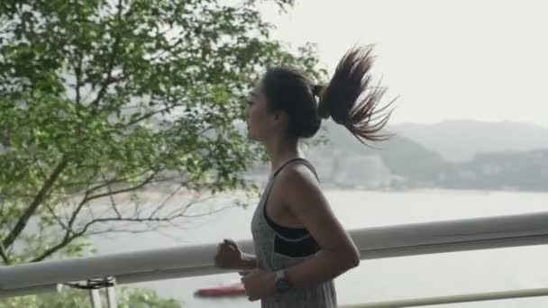 Widok Boku Młody Azji Człowiek Jogging Działa Zewnątrz Park — Wideo stockowe