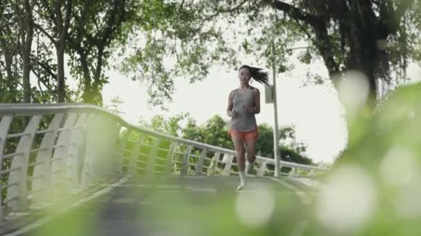 Νεαρός Ασιάτης Που Τρέχει Έξω Τρέχοντας Στο Πάρκο — Αρχείο Βίντεο
