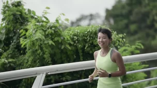 Samping Melihat Atlet Wanita Asia Muda Berlari Luar Ruangan Taman — Stok Video