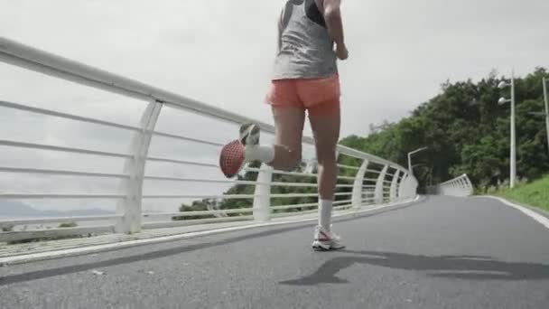 亚洲年轻女子在公园里慢跑的后视镜 — 图库视频影像