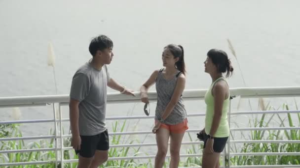 Três Jovens Asiáticos Pessoas Conversando Enquanto Fazendo Uma Pausa Exercício — Vídeo de Stock