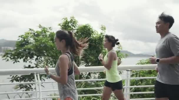 Tre Giovani Asiatici Che Corrono All Aperto Nel Parco Riva — Video Stock