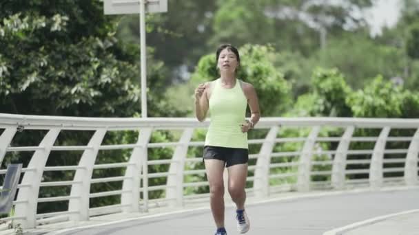Jovem Asiático Feminino Atleta Verificando Tempo Cima Terminar Correndo Livre — Vídeo de Stock