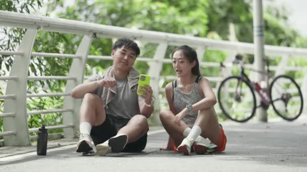Mutlu Genç Asyalı Çift Dışarıda Oturmuş Egzersize Ara Verirken Birlikte — Stok video