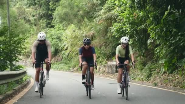 Jovem Asiático Ciclistas Equitação Bicicletas Rural Estrada — Vídeo de Stock