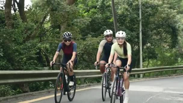 Unga Asiatiska Cyklister Ridning Cyklar Landsbygden Väg — Stockvideo