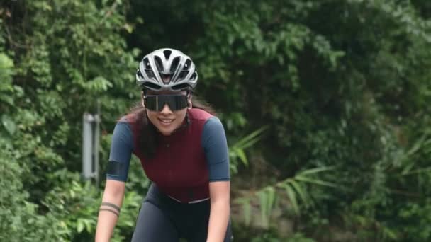 Ung Asiatisk Kvinna Cyklist Ridning Cykel Landsbygden Väg Glad Och — Stockvideo