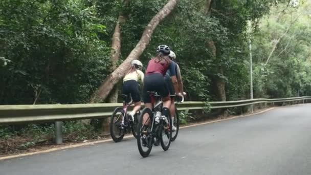 Fiatal Ázsiai Kerékpárosok Kerékpározás Vidéki Úton — Stock videók