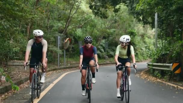 Unga Asiatiska Cyklister Ridning Cyklar Landsbygden Väg — Stockvideo