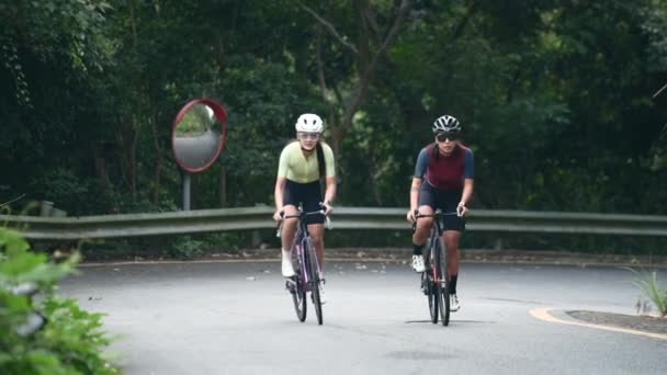 Dois Jovem Asiático Feminino Ciclistas Equitação Bicicleta Rural Estrada — Vídeo de Stock