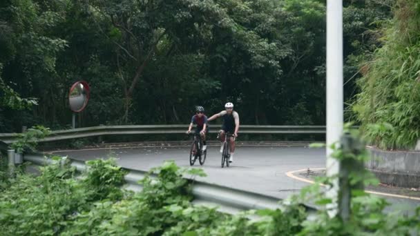 Jovem Asiático Casal Ciclistas Equitação Bicicleta Rural Estrada — Vídeo de Stock