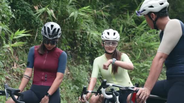 Kelompok Dari Tiga Pengendara Sepeda Muda Asia Mengobrol Beristirahat Luar — Stok Video