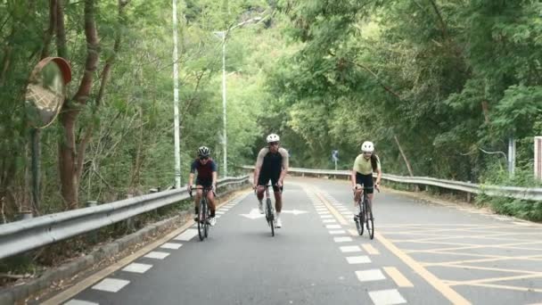 Fiatal Ázsiai Kerékpárosok Csoport Kerékpározás Szabadban Vidéki Úton — Stock videók